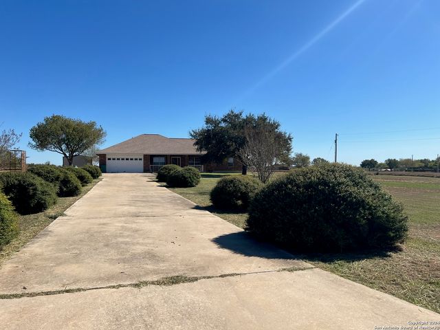677 DEER TRAIL DR, Jourdanton, TX 78026