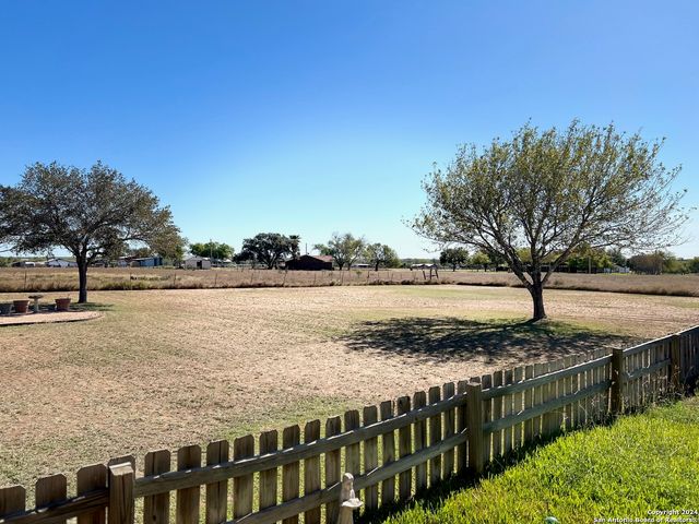 677 DEER TRAIL DR, Jourdanton, TX 78026