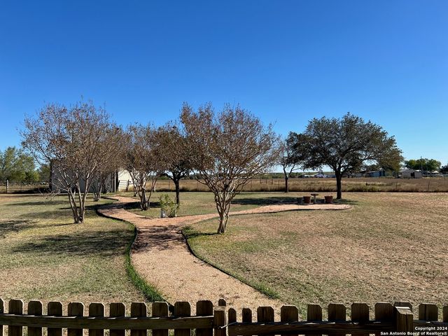 677 DEER TRAIL DR, Jourdanton, TX 78026