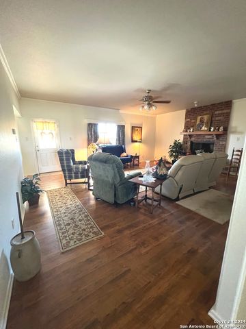 677 DEER TRAIL DR, Jourdanton, TX 78026