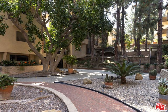 6708 Hillpark Drive 302, Los Angeles, CA 90068