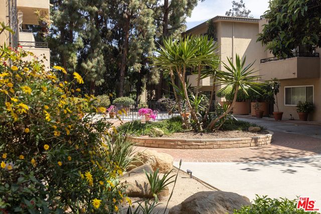 6708 Hillpark Drive 302, Los Angeles, CA 90068