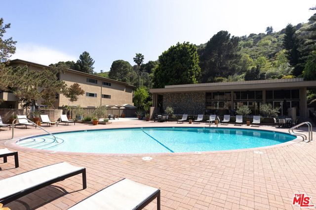 6708 Hillpark Drive 302, Los Angeles, CA 90068