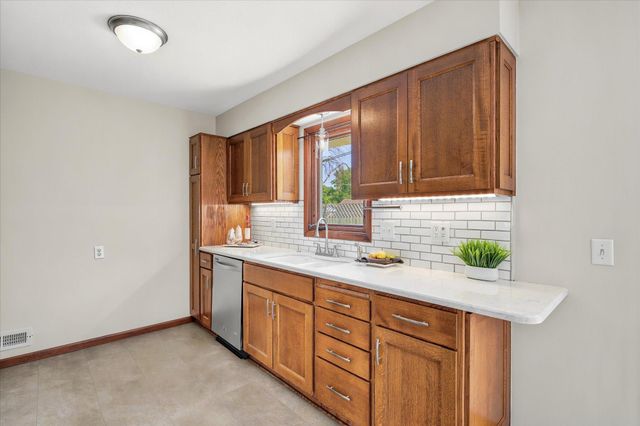320 113th Avenue NE, Blaine, MN 55434