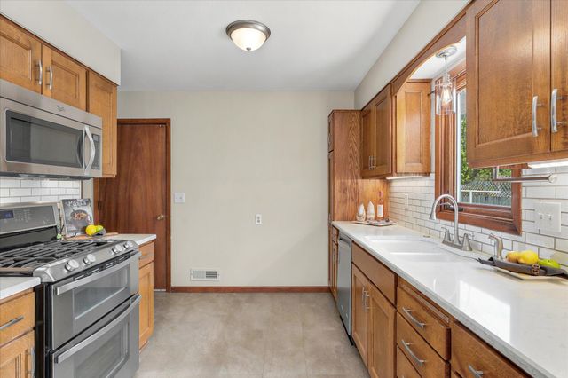 320 113th Avenue NE, Blaine, MN 55434