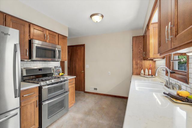320 113th Avenue NE, Blaine, MN 55434