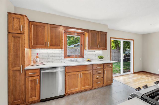 320 113th Avenue NE, Blaine, MN 55434