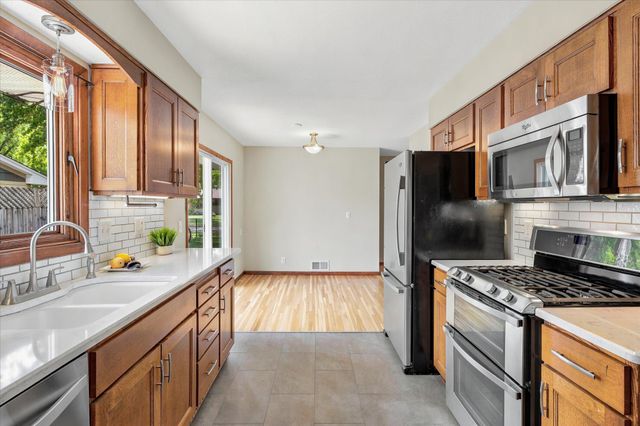 320 113th Avenue NE, Blaine, MN 55434