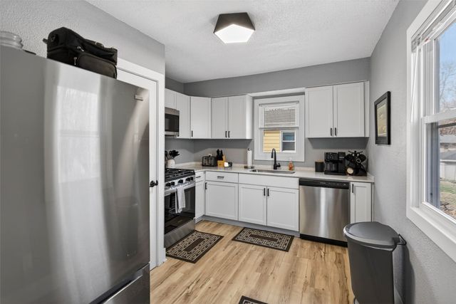 3933 E 30th Street, Des Moines, IA 50317