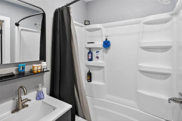 3933 E 30th Street, Des Moines, IA 50317