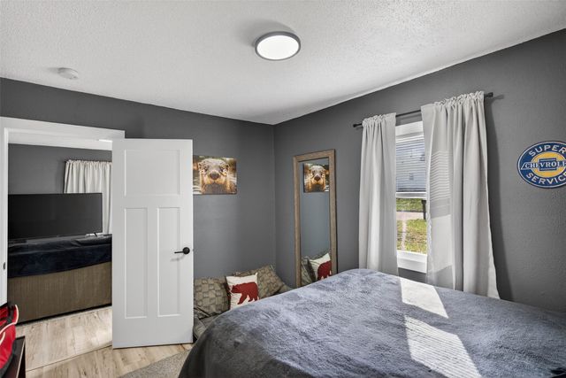 3933 E 30th Street, Des Moines, IA 50317