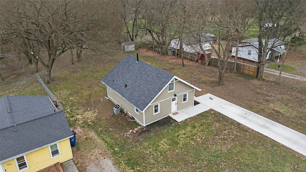 3933 E 30th Street, Des Moines, IA 50317