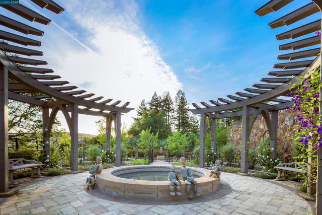 7 Country Oak Ln, Alamo, CA 94507