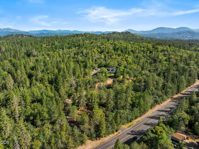 3620 Demaray Drive, Grants Pass, OR 97527