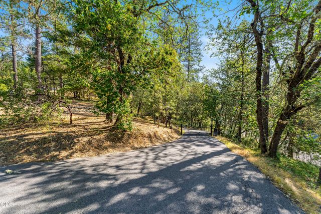 3620 Demaray Drive, Grants Pass, OR 97527