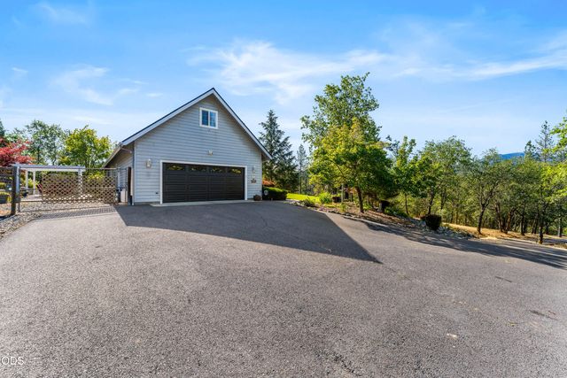 3620 Demaray Drive, Grants Pass, OR 97527