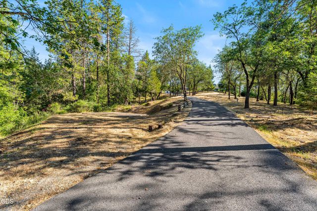 3620 Demaray Drive, Grants Pass, OR 97527