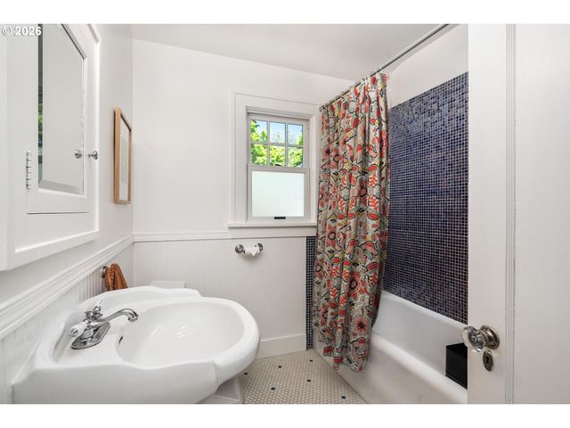 3563 Ne MORRIS St, Portland, OR 97212