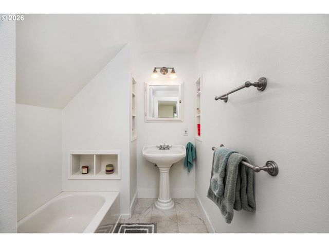 3563 Ne MORRIS St, Portland, OR 97212