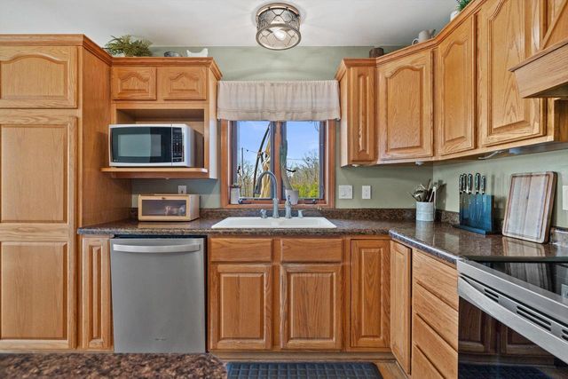 W266S8655 Rustic View LANE, Mukwonago, WI 53149