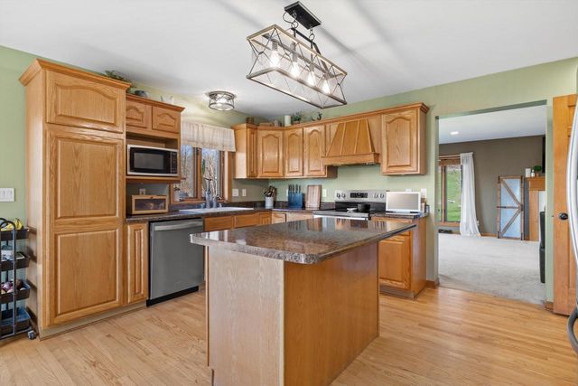 W266S8655 Rustic View LANE, Mukwonago, WI 53149