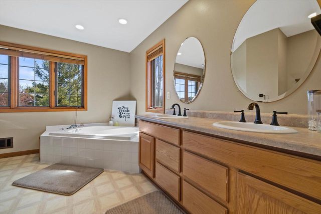 W266S8655 Rustic View LANE, Mukwonago, WI 53149