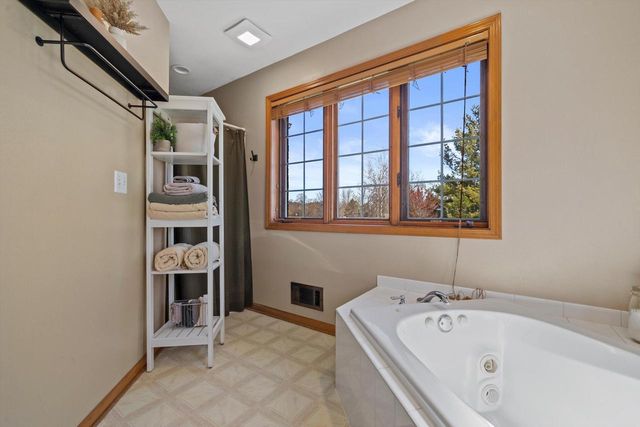 W266S8655 Rustic View LANE, Mukwonago, WI 53149