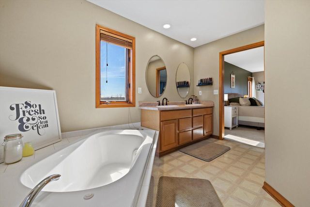 W266S8655 Rustic View LANE, Mukwonago, WI 53149