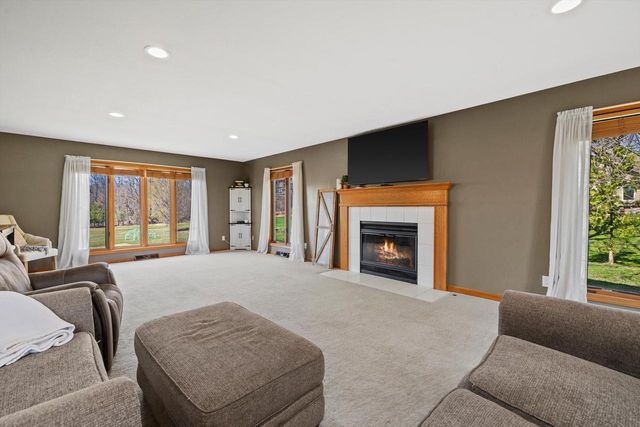 W266S8655 Rustic View LANE, Mukwonago, WI 53149