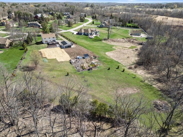 W266S8655 Rustic View LANE, Mukwonago, WI 53149