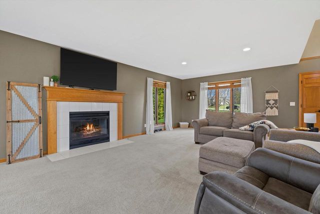 W266S8655 Rustic View LANE, Mukwonago, WI 53149