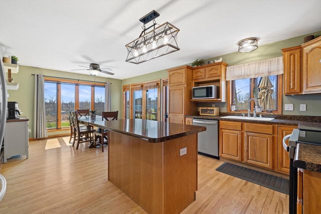 W266S8655 Rustic View LANE, Mukwonago, WI 53149