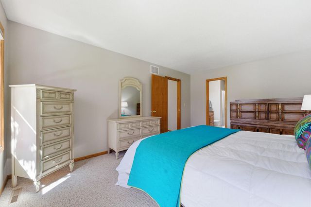 6989 Wyndham Alcove, Woodbury, MN 55125