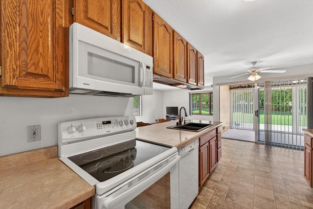 207 Hartford SQUARE, Hartford, WI 53027