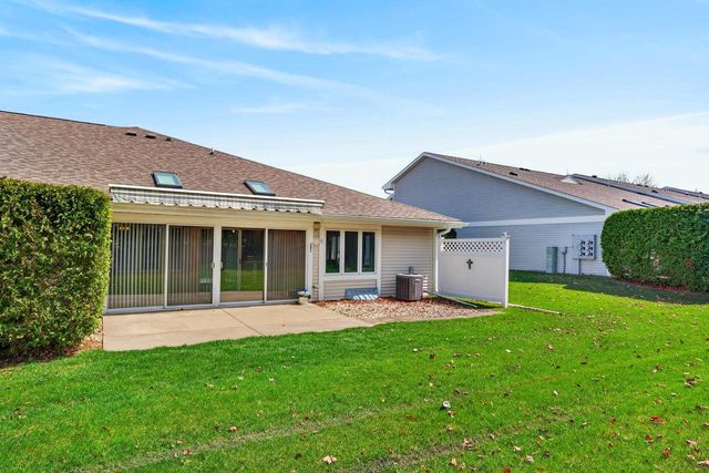 207 Hartford SQUARE, Hartford, WI 53027