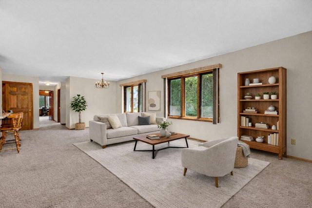 207 Hartford SQUARE, Hartford, WI 53027