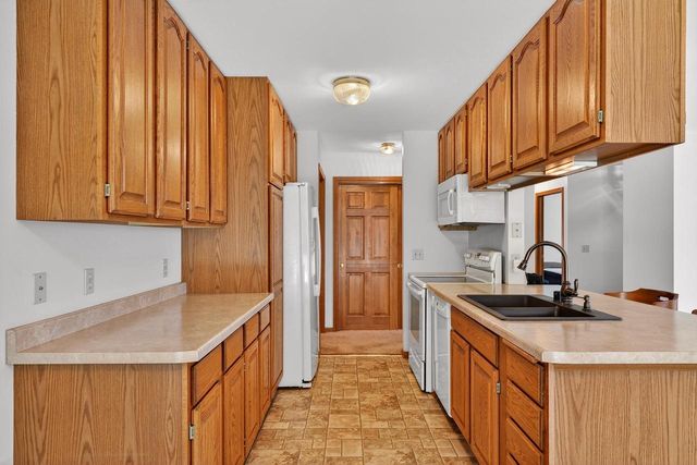 207 Hartford SQUARE, Hartford, WI 53027