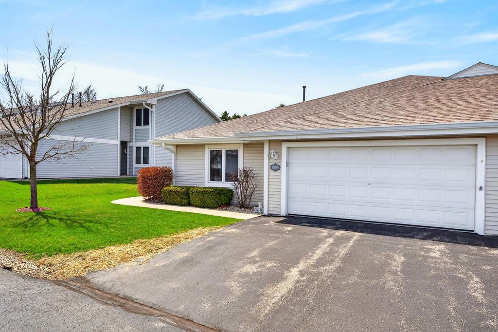 207 Hartford SQUARE, Hartford, WI 53027