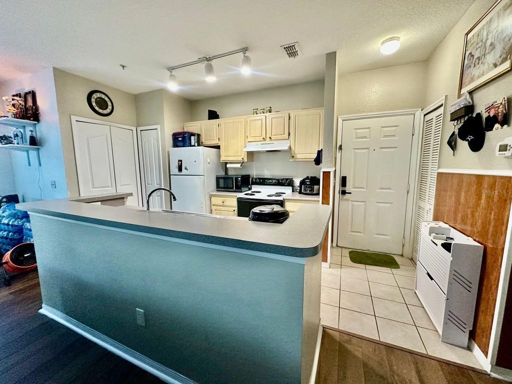 Image 2 of property listing at 2718 MAITLAND CROSSING WAY 207, Orlando, FL 32810