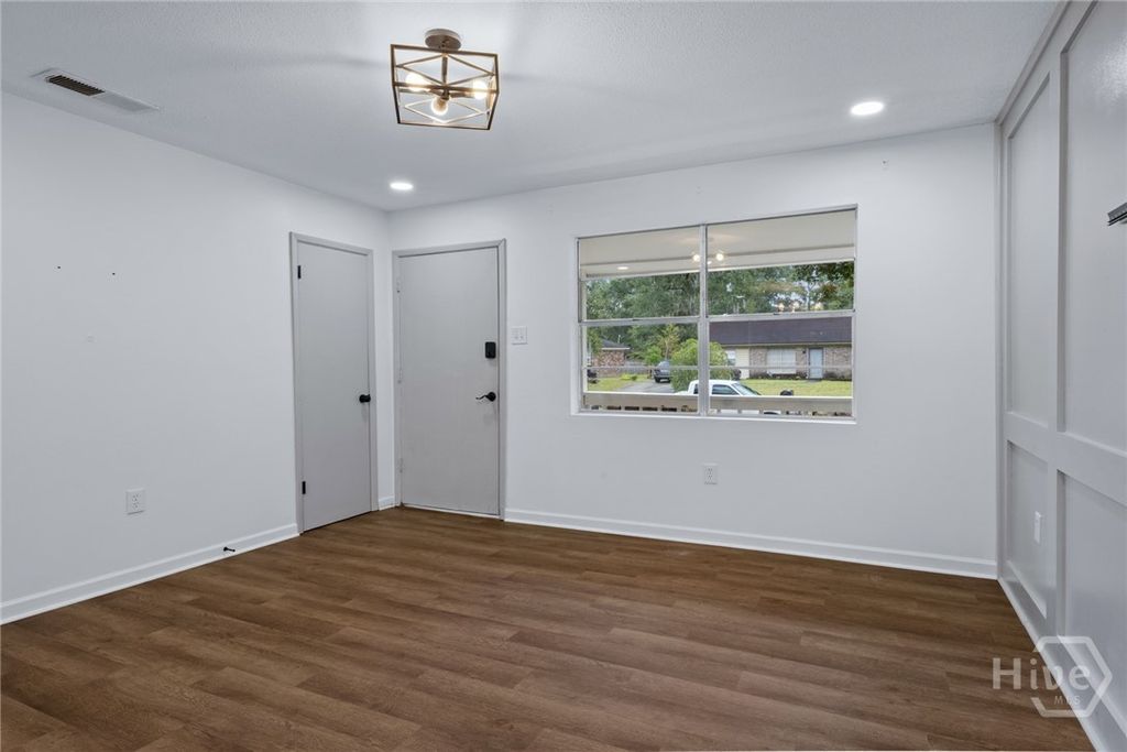 Image 5 of property listing at 115 Lucian Circle, Savannah, GA 31406