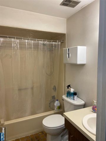 41 W Church Street 11, Bergenfield, NJ 07621