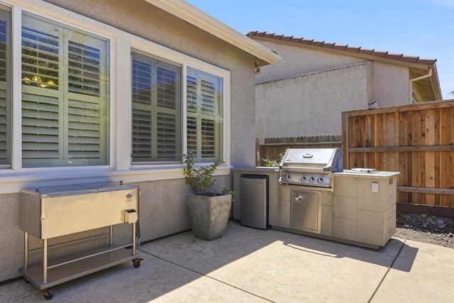 6813 Vilamoura Way, Elk Grove, CA 95757