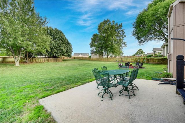 8477 Timber Trails Drive, De Soto, KS 66018