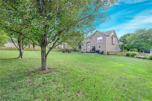 8477 Timber Trails Drive, De Soto, KS 66018