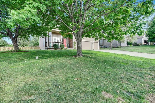 8477 Timber Trails Drive, De Soto, KS 66018