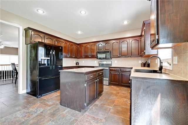 8477 Timber Trails Drive, De Soto, KS 66018