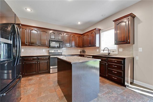 8477 Timber Trails Drive, De Soto, KS 66018