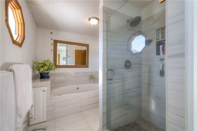 15808 Glenwood Avenue, Overland Park, KS 66223