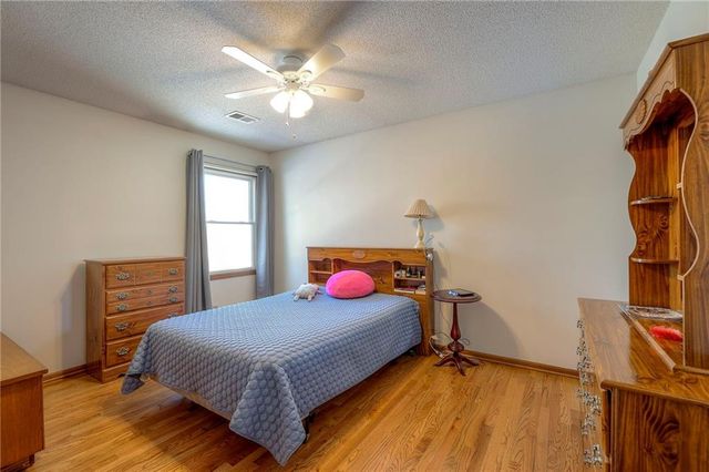 15808 Glenwood Avenue, Overland Park, KS 66223