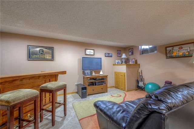 15808 Glenwood Avenue, Overland Park, KS 66223